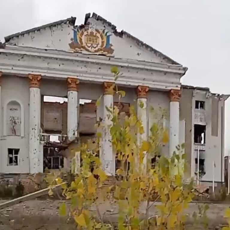 Табір “Вогник”, профілакторій та багатоповерхівки: який вигляд має район “Алеї троянд” Бахмута у листопаді 2025 року