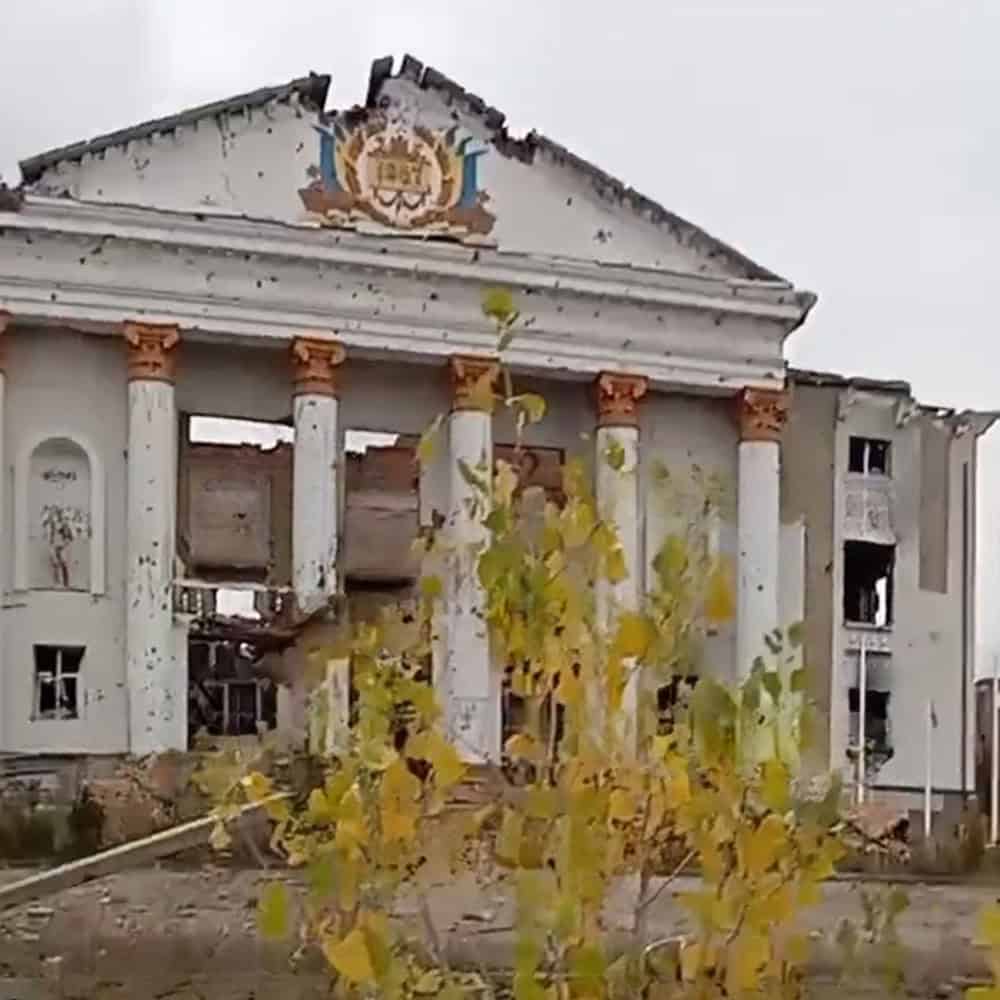 Міський народний дім у Бахмуті по вулиці Дніпровська (колишня Перемоги) 23-А в листопаді 2025 року