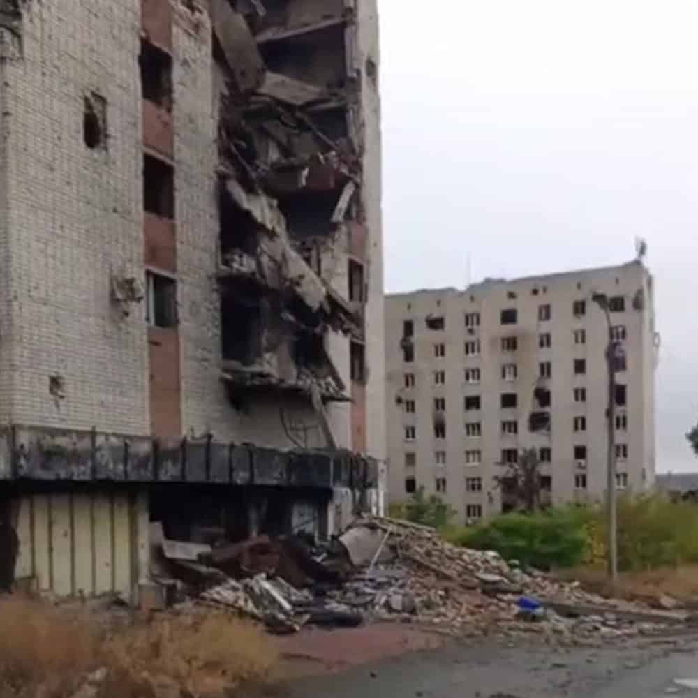 Будинок №14 вулиці Героїв Рятувальників (колишня Леваневського) та гуртожиток №19 по вулиці Оборонців у Бахмуті в листопаді 2025 року