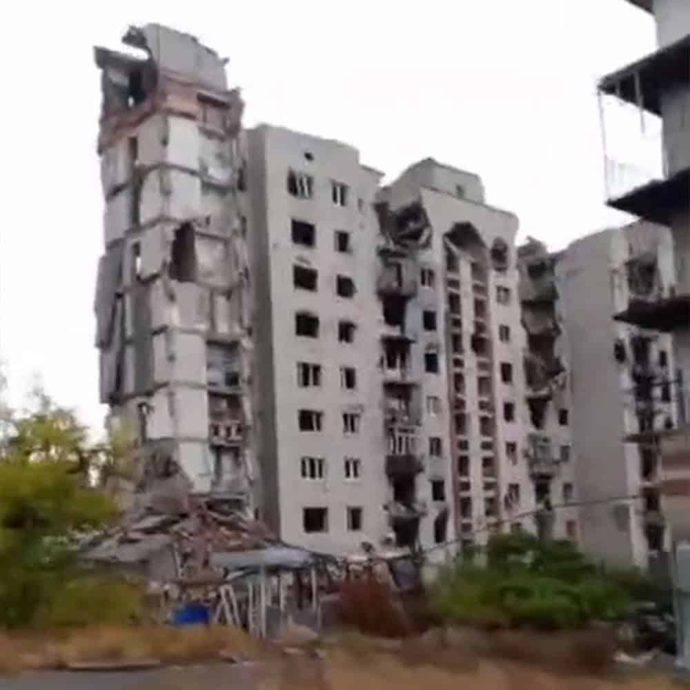 Будинок №16 вулиці Героїв Рятувальників (колишня Леваневського) у Бахмуті в листопаді 2025 року