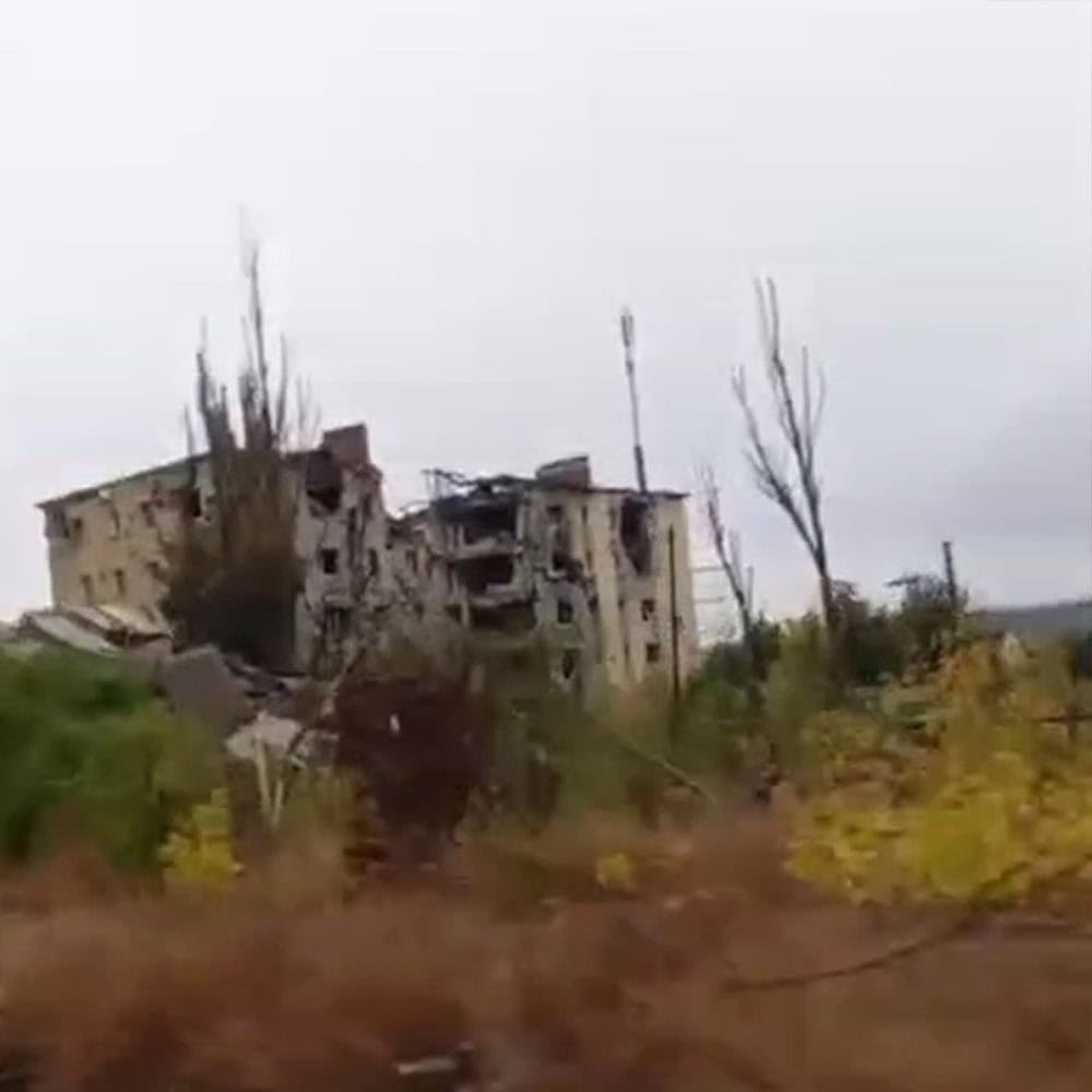 Гуртожиток №2 по бульвару Металургів у Бахмуті в листопаді 2025 року