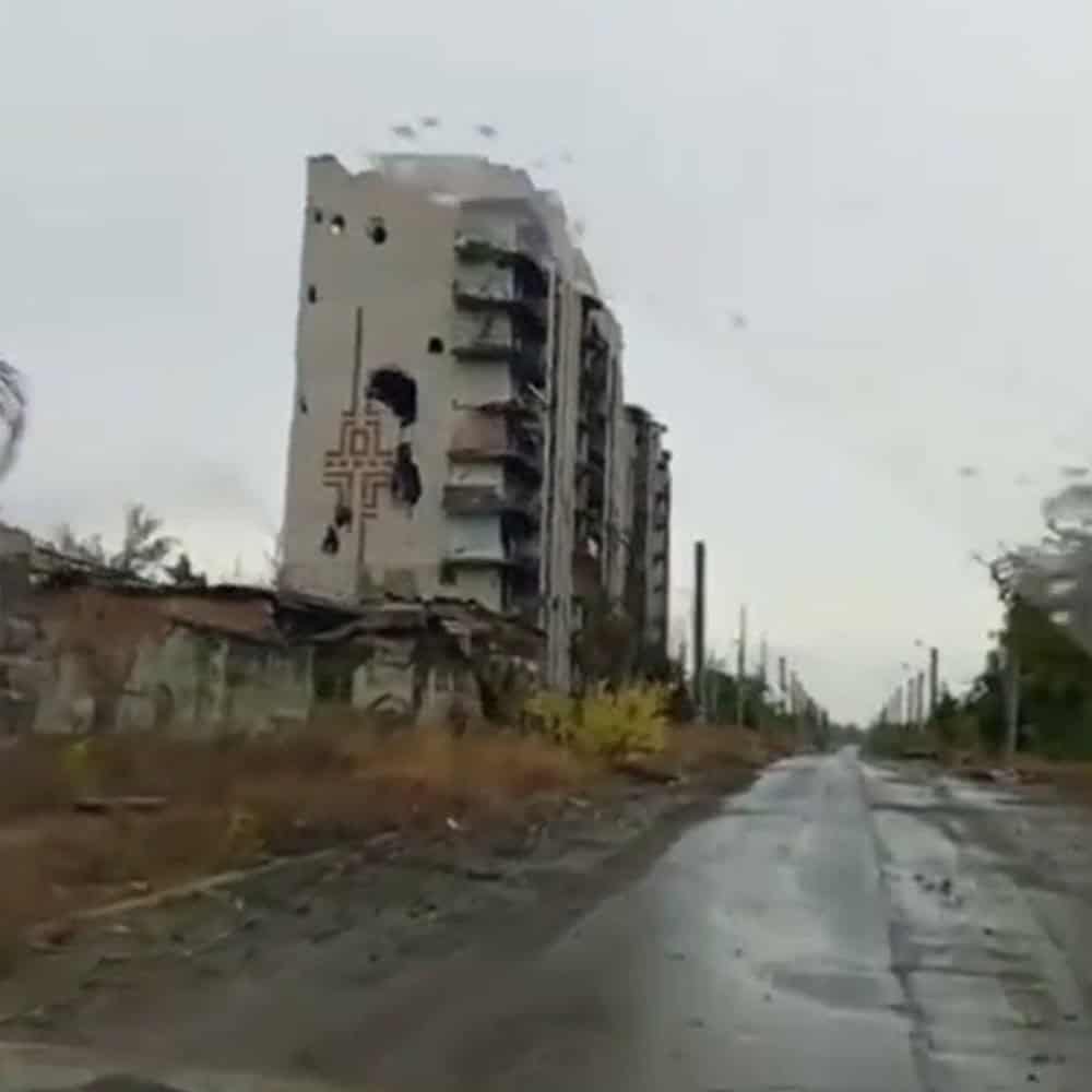 Будинок №43 вулиці Героїв Рятувальників (колишня Леваневського) у Бахмуті в листопаді 2025 року