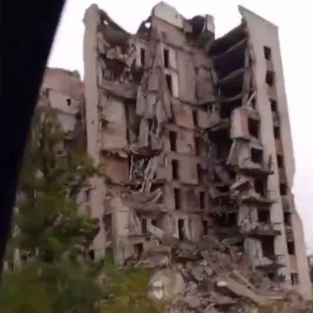 Будинок №20 вулиці Героїв Рятувальників (колишня Леваневського) у Бахмуті в листопаді 2025 року