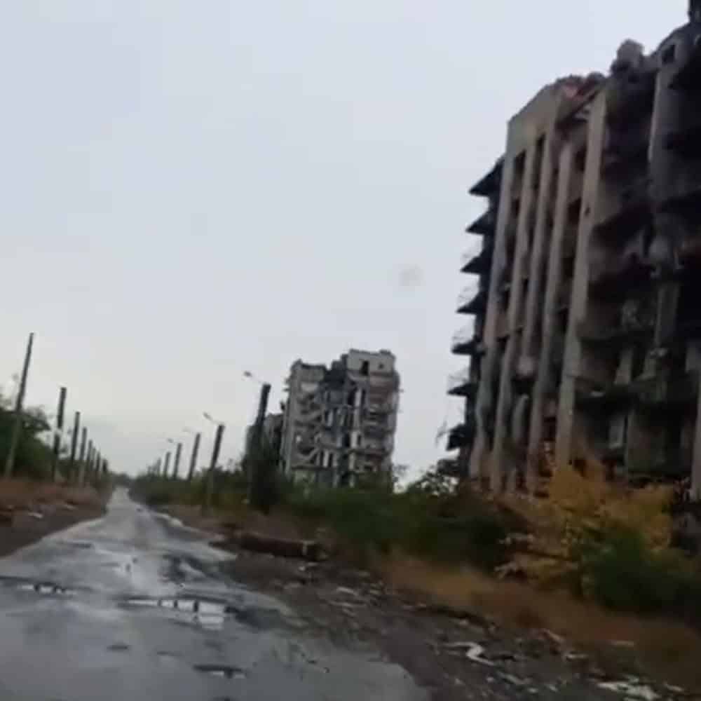 Будинок №20 та №36 вулиці Героїв Рятувальників (колишня Леваневського) у Бахмуті в листопаді 2025 року