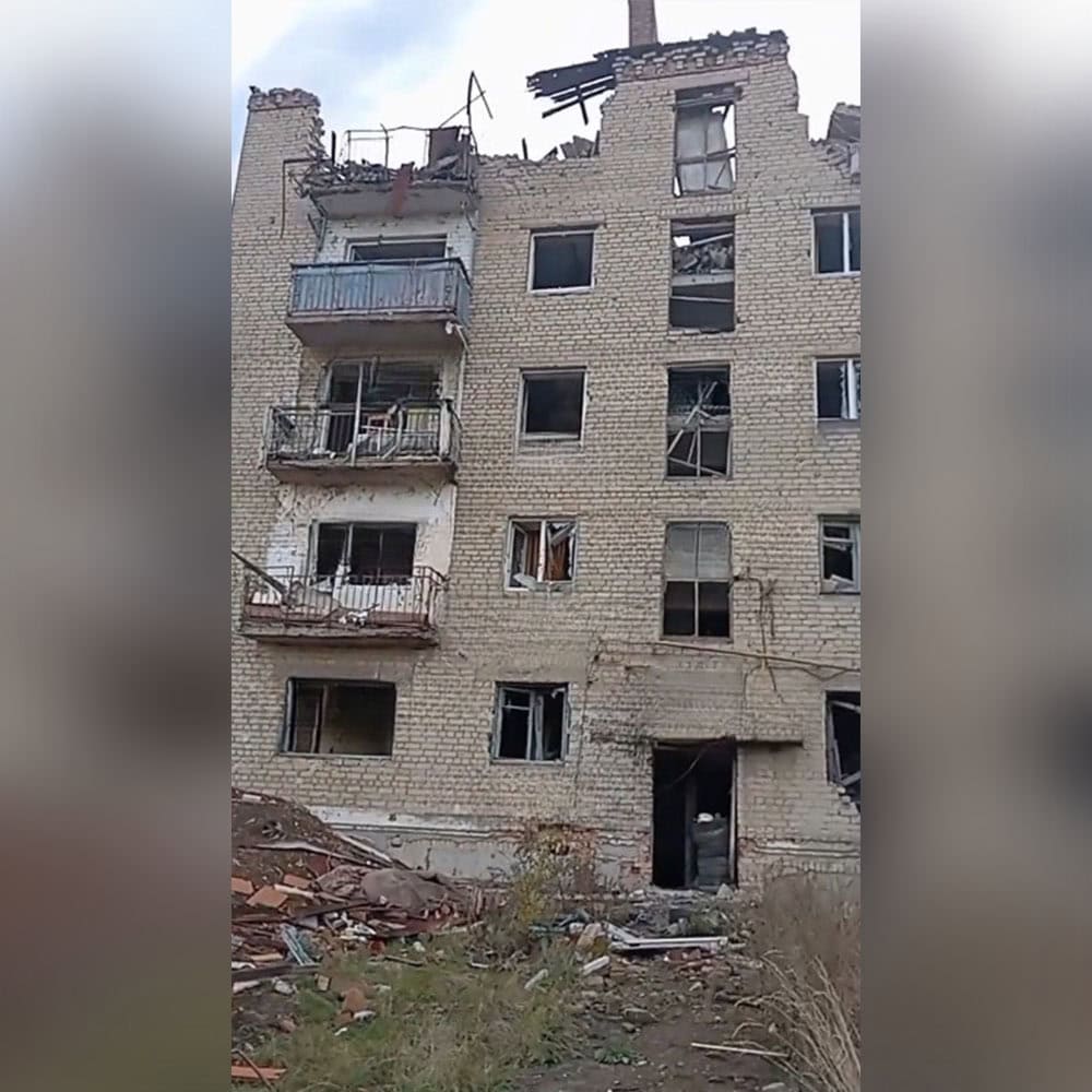 Житлова багатоповерхівка №59 по вулиці Дмитра Самофалова (колишня Толбухіна) у Бахмуті в листопаді 2025 року