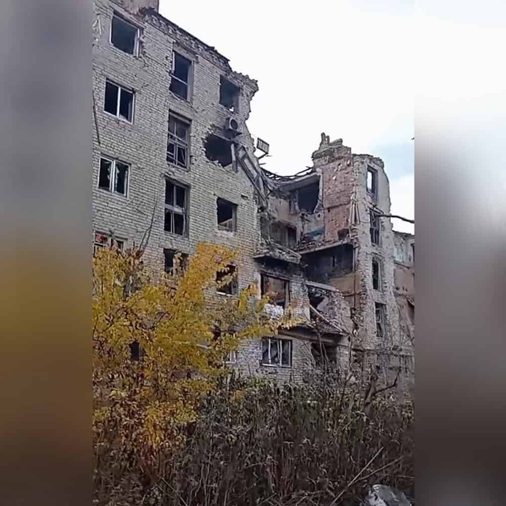 Житлова багатоповерхівка №59 по вулиці Дмитра Самофалова (колишня Толбухіна) у Бахмуті в листопаді 2025 року