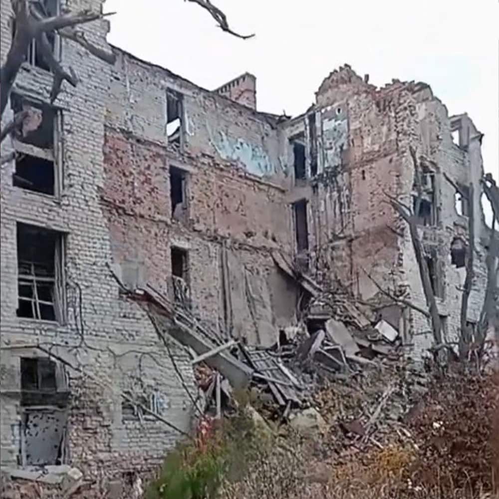 Житлова багатоповерхівка №59 по вулиці Дмитра Самофалова (колишня Толбухіна) у Бахмуті в листопаді 2025 року