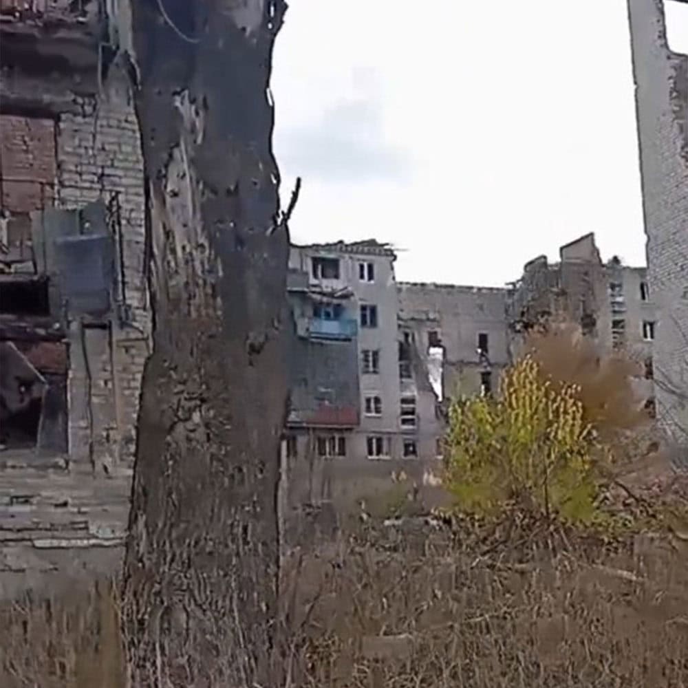 Житлова багатоповерхівка №59 по вулиці Дмитра Самофалова (колишня Толбухіна) у Бахмуті в листопаді 2025 року