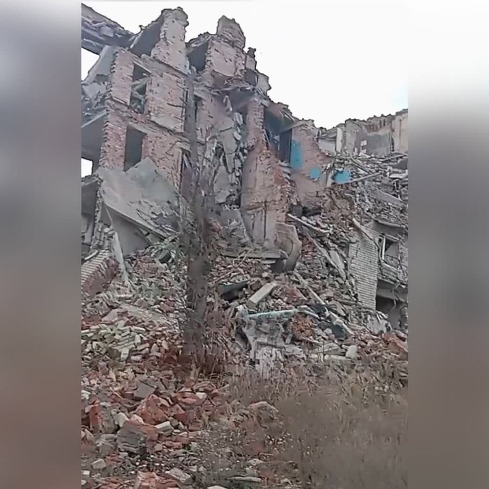 Житлова багатоповерхівка №61 по вулиці Дмитра Самофалова (колишня Толбухіна) у Бахмуті в листопаді 2025 року