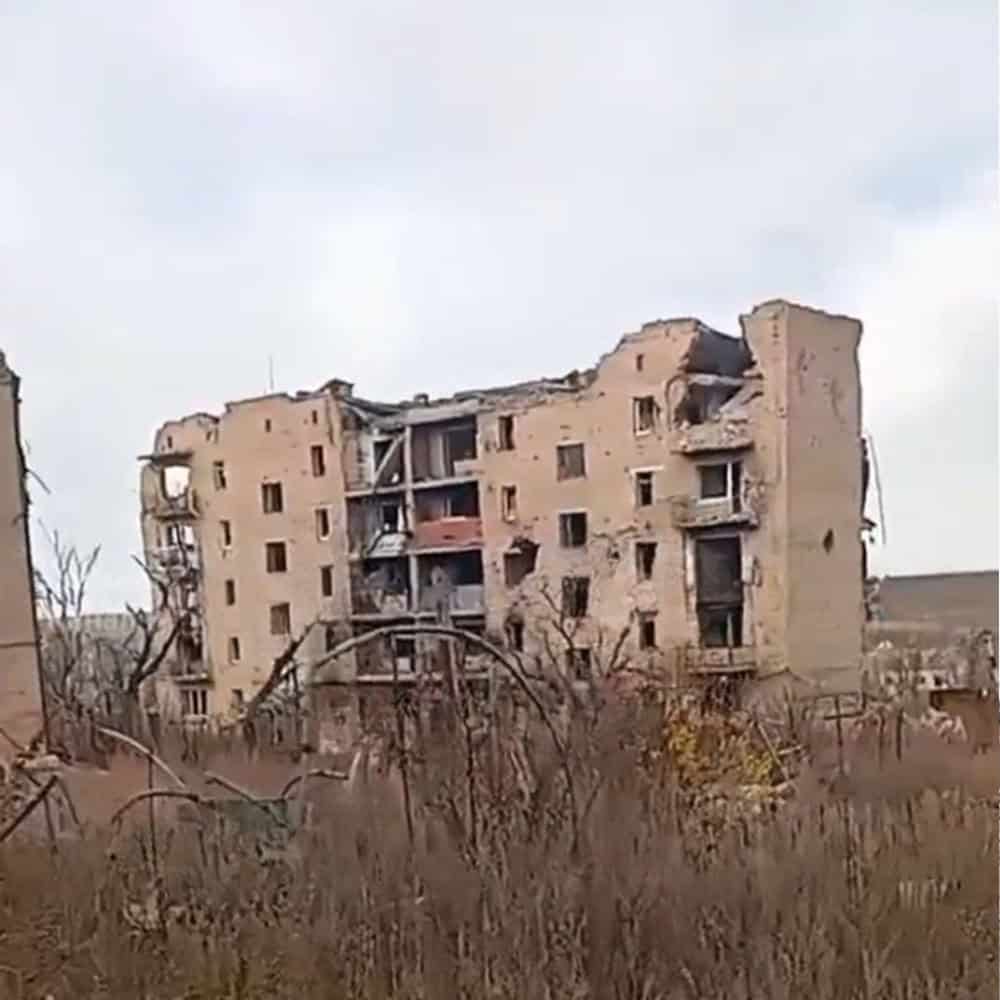 Житлова багатоповерхівка №89 по вулиці Дмитра Самофалова (колишня Толбухіна) у Бахмуті в листопаді 2025 року