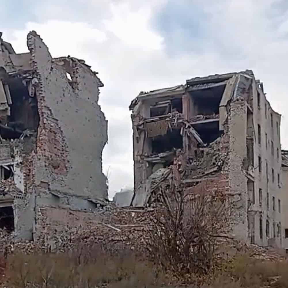 Житлова багатоповерхівка №79 по вулиці Дмитра Самофалова (колишня Толбухіна) у Бахмуті в листопаді 2025 року