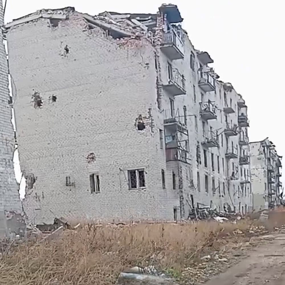 Житлова багатоповерхівка №81 по вулиці Дмитра Самофалова (колишня Толбухіна) у Бахмуті в листопаді 2025 року