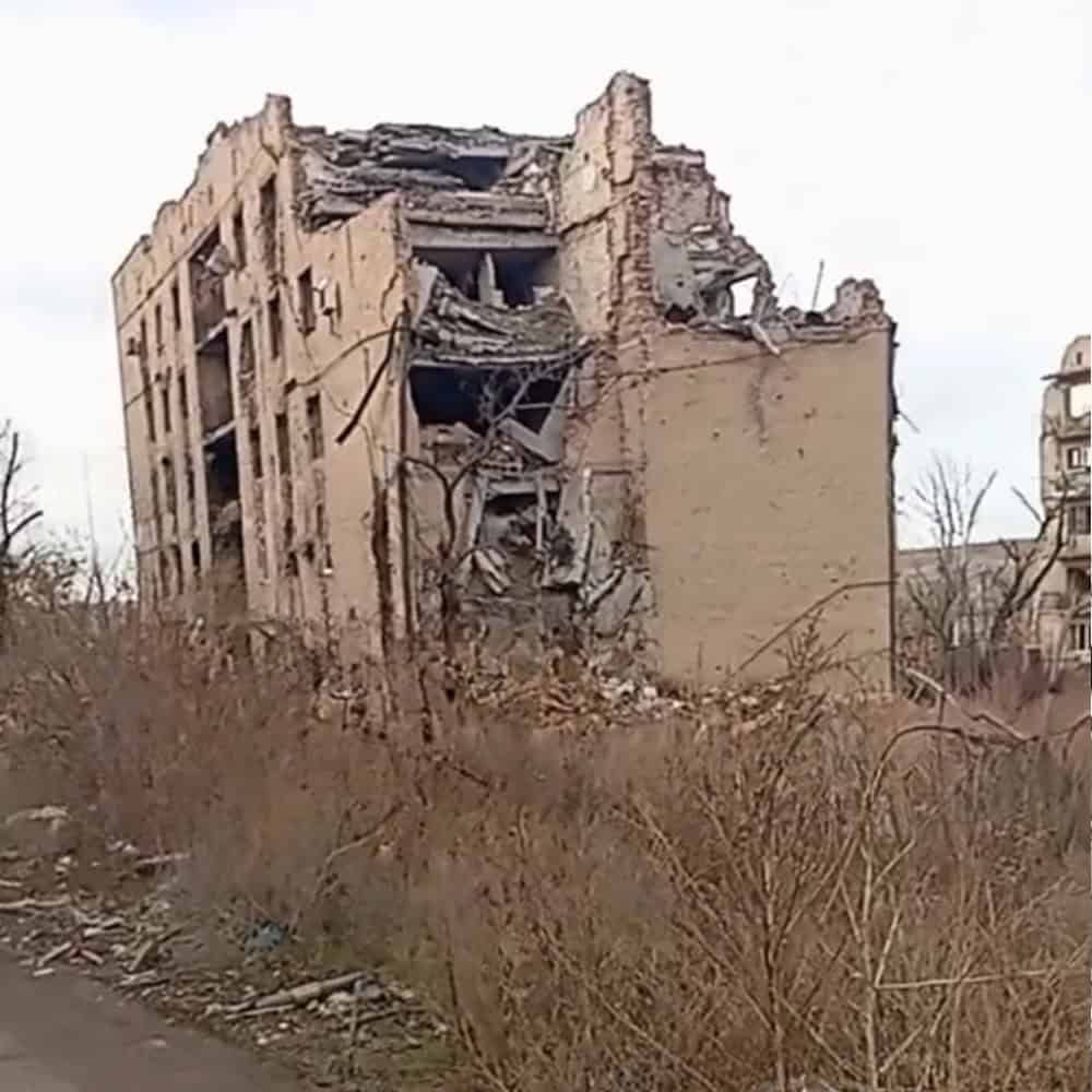 Житлова багатоповерхівка №90 по вулиці Дмитра Самофалова (колишня Толбухіна) у Бахмуті в листопаді 2025 року