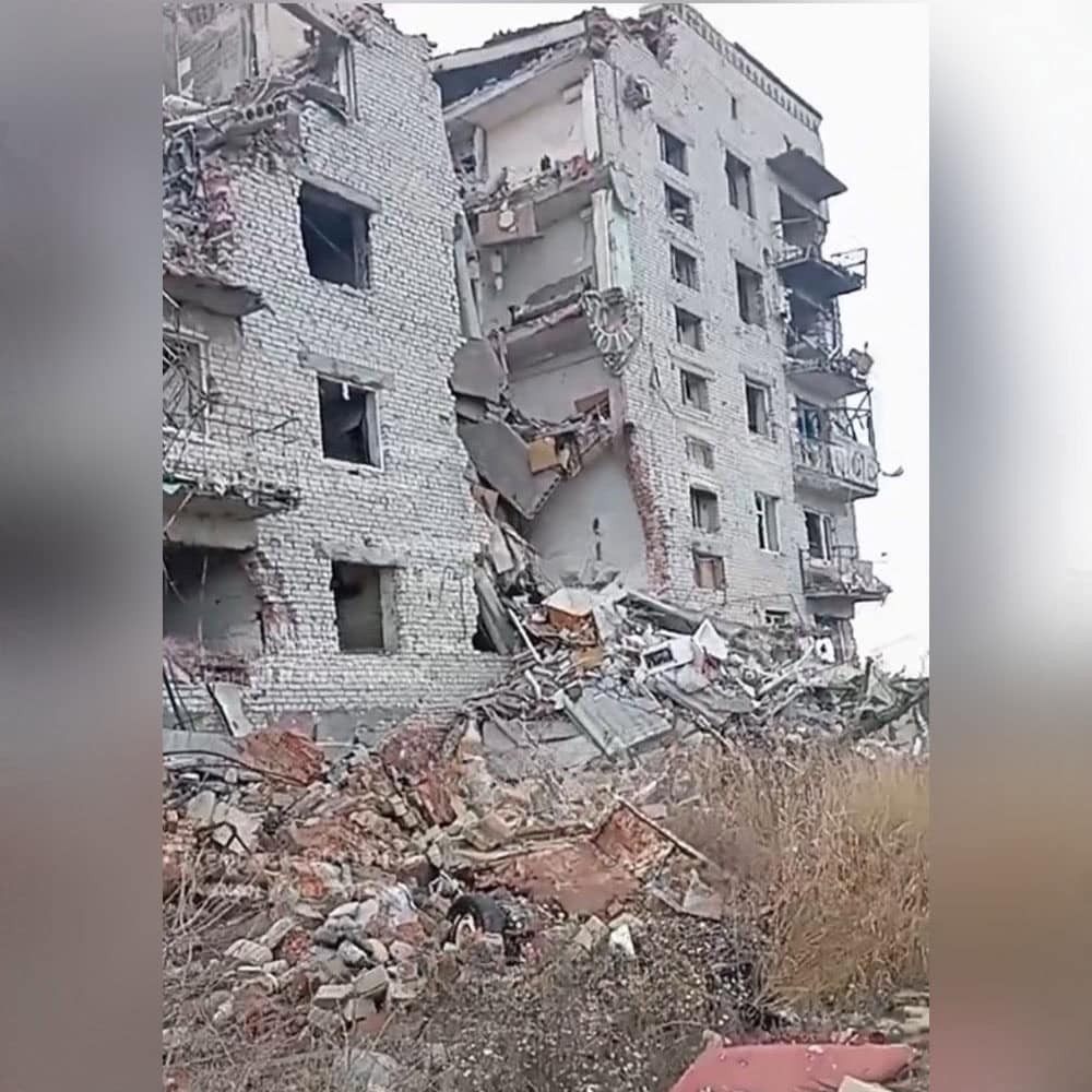 Житлова багатоповерхівка №61 по вулиці Дмитра Самофалова (колишня Толбухіна) у Бахмуті в листопаді 2025 року