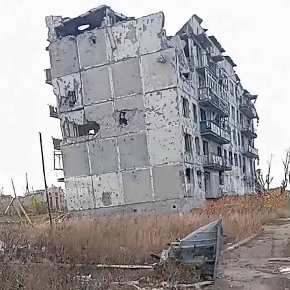 Житлова багатоповерхівка №83 по вулиці Дмитра Самофалова (колишня Толбухіна) у Бахмуті в листопаді 2025 року