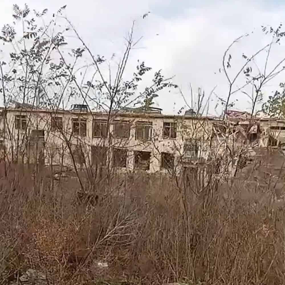 Будівля дитячого табору “Вогник” у Бахмуті в листопаді 2025 року