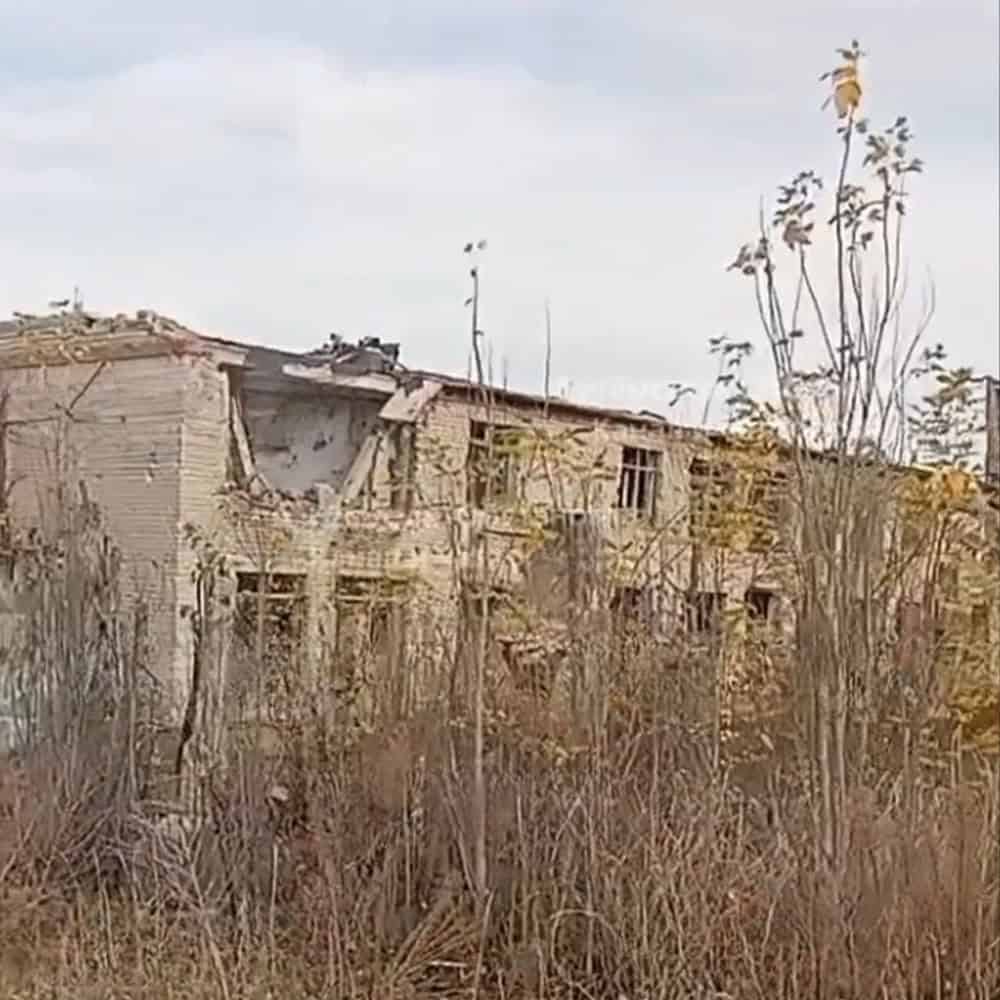 Будівля дитячого табору “Вогник” у Бахмуті в листопаді 2025 року