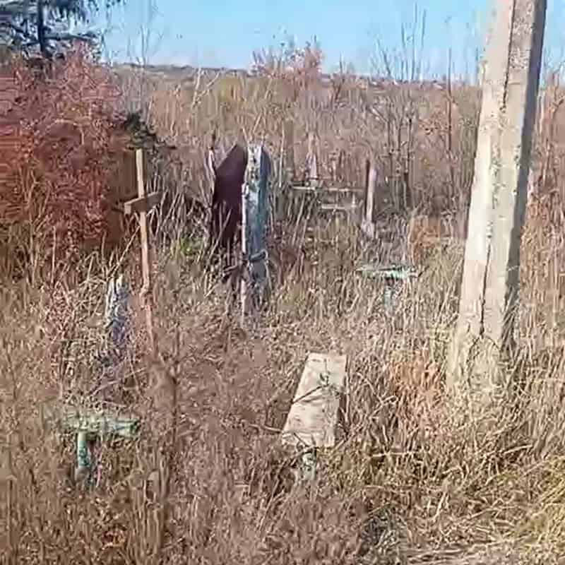 Зображення до посту: Сколоті надгробки та переламані лави: який вигляд має Маріупольське кладовище у Бахмуті восени 2025 року