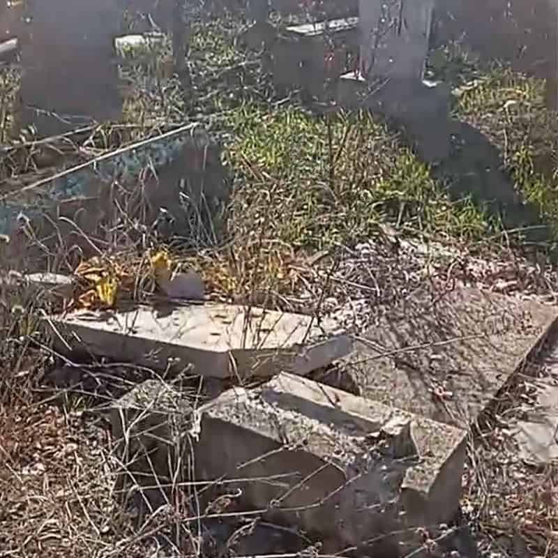 Зображення до посту: Сколоті надгробки та переламані лави: який вигляд має Маріупольське кладовище у Бахмуті восени 2025 року