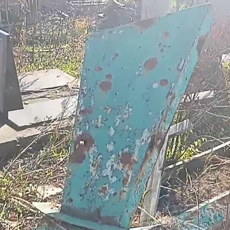 Зображення до посту: Сколоті надгробки та переламані лави: який вигляд має Маріупольське кладовище у Бахмуті восени 2025 року