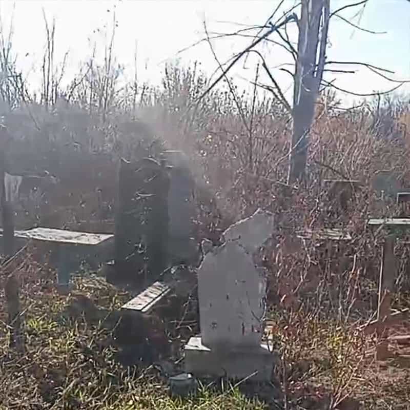 Зображення до посту: Сколоті надгробки та переламані лави: який вигляд має Маріупольське кладовище у Бахмуті восени 2025 року