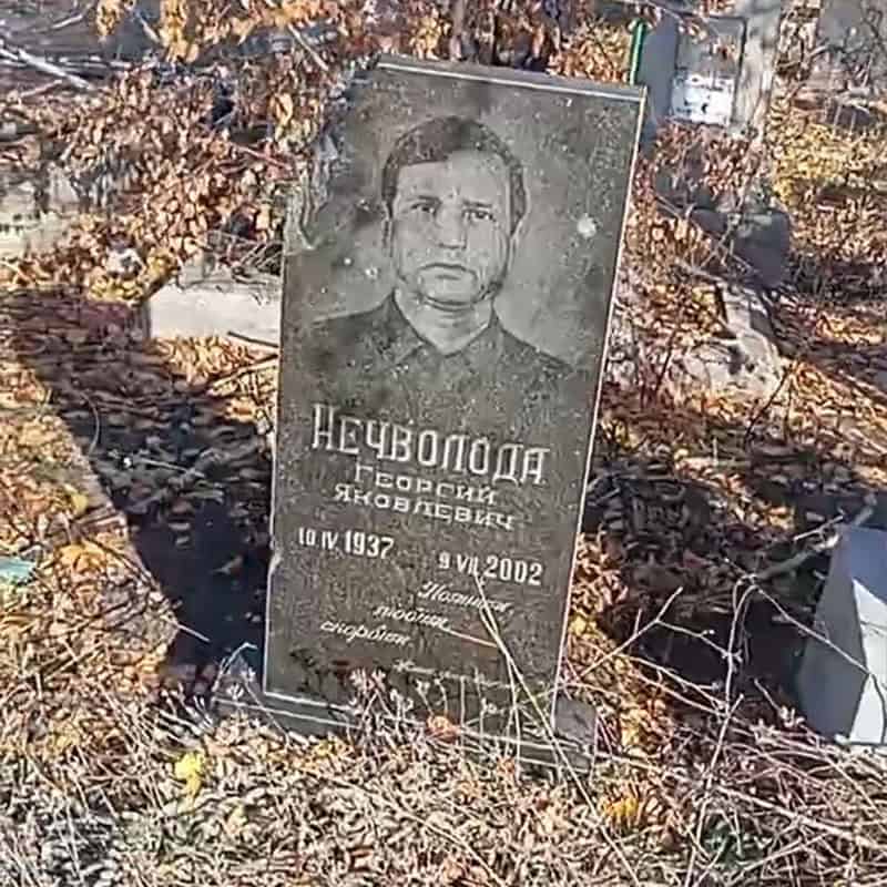 Зображення до посту: Сколоті надгробки та переламані лави: який вигляд має Маріупольське кладовище у Бахмуті восени 2025 року