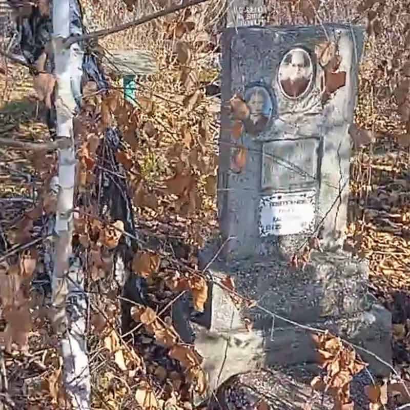 Зображення до посту: Сколоті надгробки та переламані лави: який вигляд має Маріупольське кладовище у Бахмуті восени 2025 року