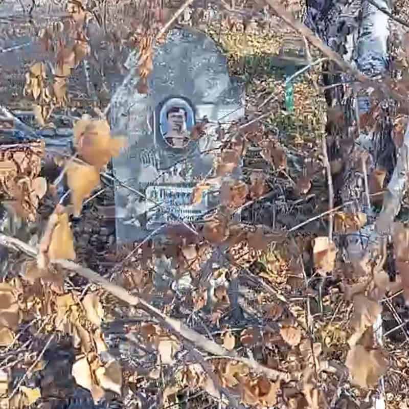 Зображення до посту: Сколоті надгробки та переламані лави: який вигляд має Маріупольське кладовище у Бахмуті восени 2025 року