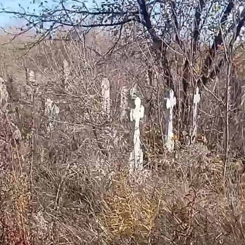 Зображення до посту: Сколоті надгробки та переламані лави: який вигляд має Маріупольське кладовище у Бахмуті восени 2025 року