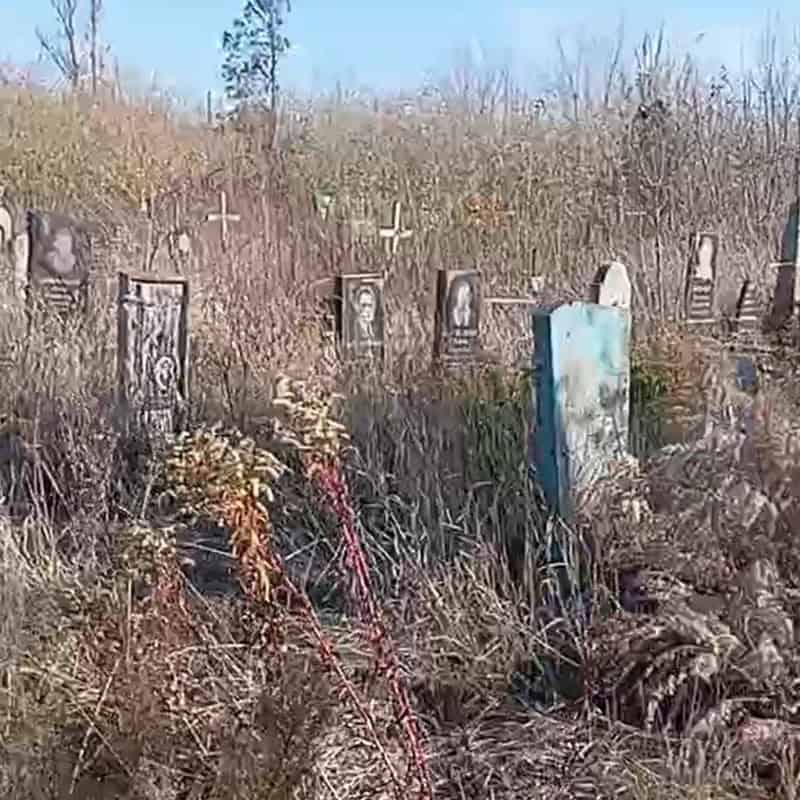 Зображення до посту: Сколоті надгробки та переламані лави: який вигляд має Маріупольське кладовище у Бахмуті восени 2025 року
