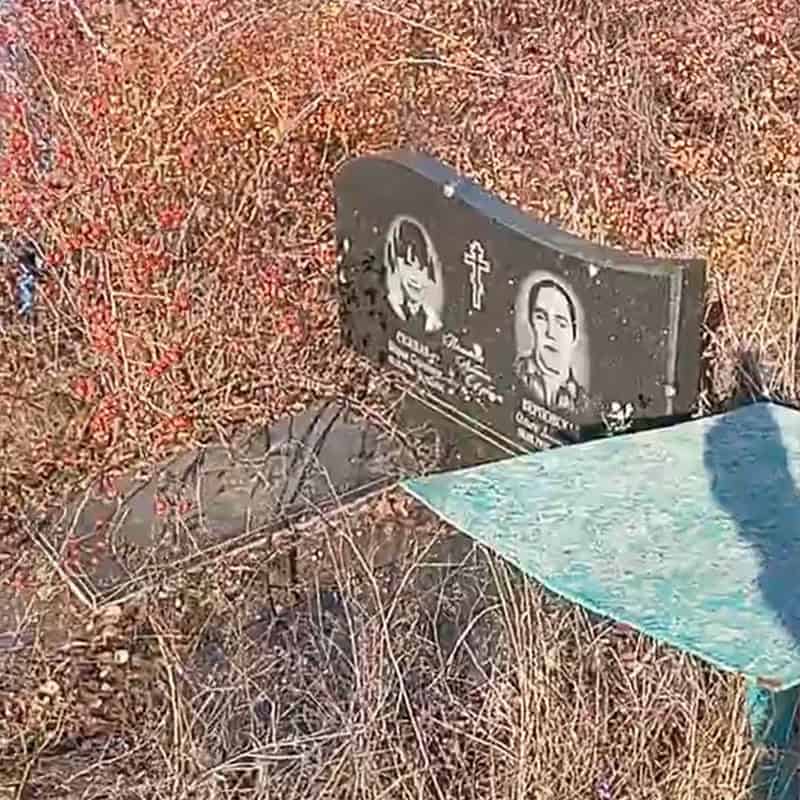 Зображення до посту: Сколоті надгробки та переламані лави: який вигляд має Маріупольське кладовище у Бахмуті восени 2025 року