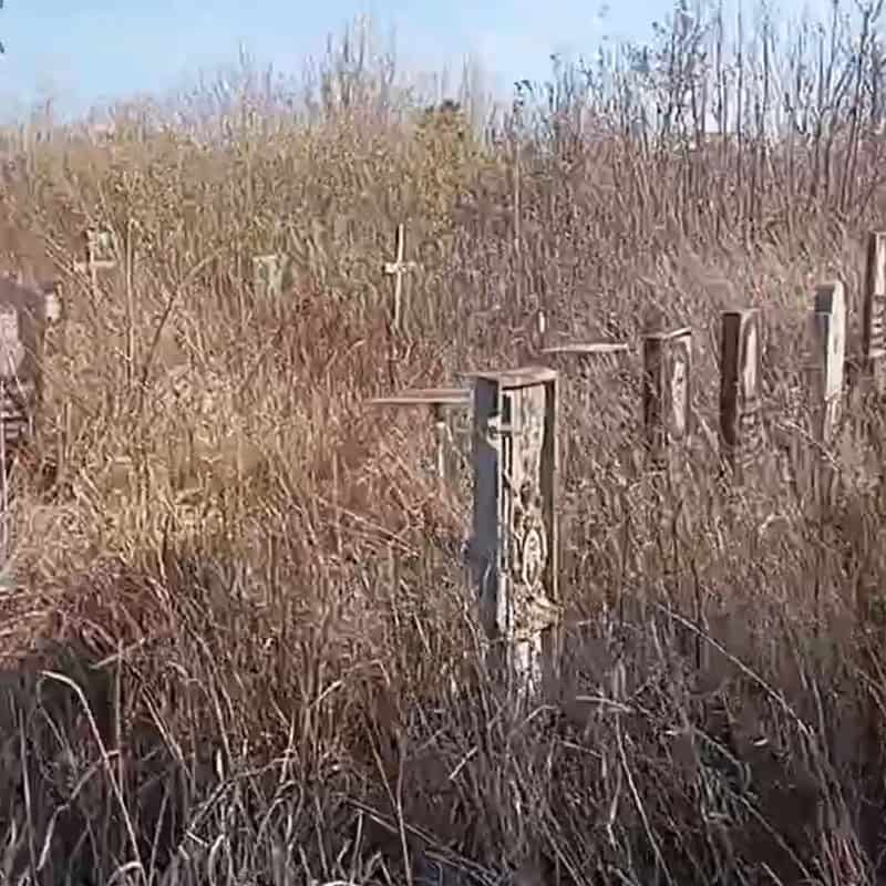 Зображення до посту: Сколоті надгробки та переламані лави: який вигляд має Маріупольське кладовище у Бахмуті восени 2025 року