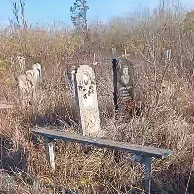 Зображення до посту: Сколоті надгробки та переламані лави: який вигляд має Маріупольське кладовище у Бахмуті восени 2025 року