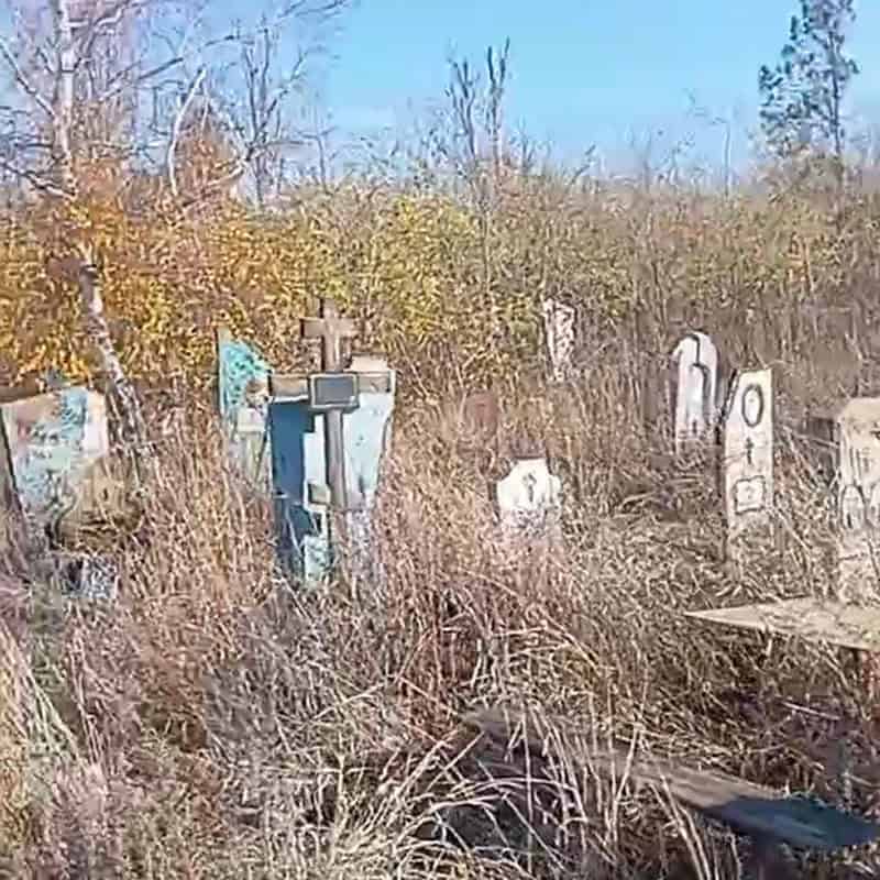 Зображення до посту: Сколоті надгробки та переламані лави: який вигляд має Маріупольське кладовище у Бахмуті восени 2025 року