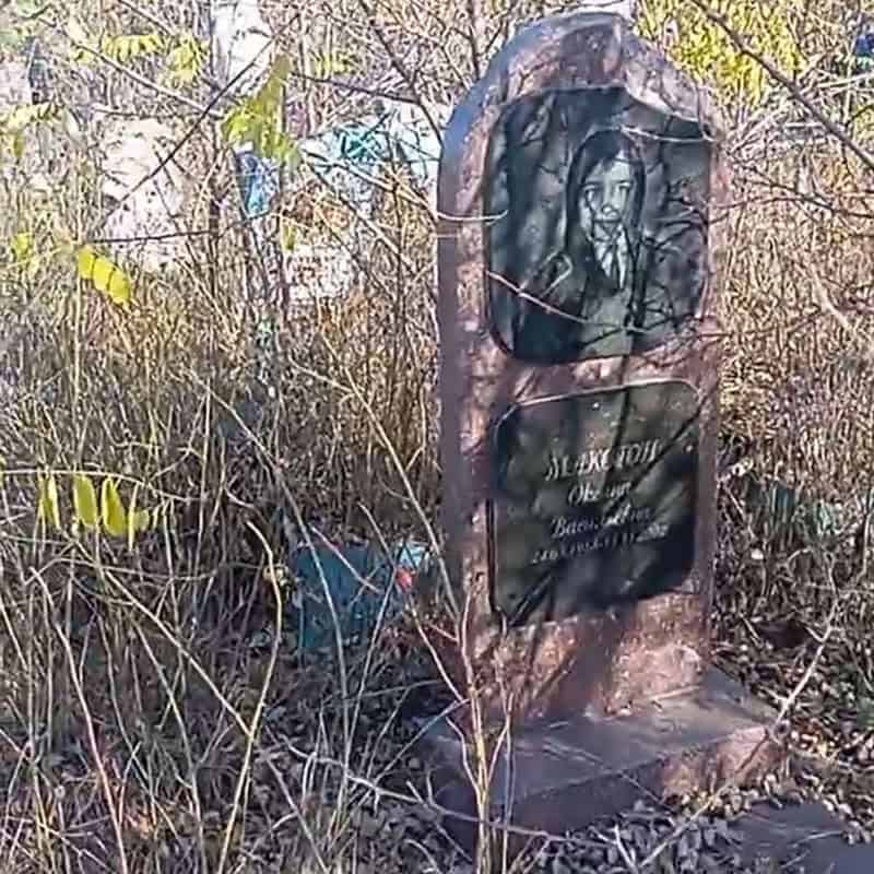 Зображення до посту: Сколоті надгробки та переламані лави: який вигляд має Маріупольське кладовище у Бахмуті восени 2025 року