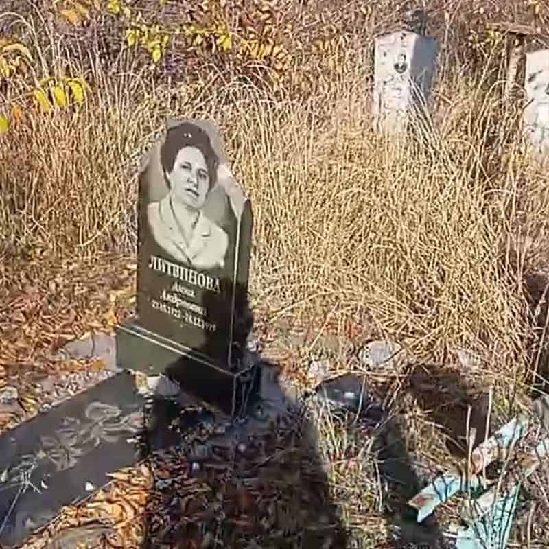 Зображення до посту: Сколоті надгробки та переламані лави: який вигляд має Маріупольське кладовище у Бахмуті восени 2025 року