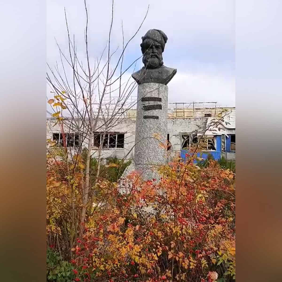 Зображення до посту: Всіхсвятський храм, обеліск та пам’ятники геологу і Булавіну: який вигляд має центр Бахмута у листопаді 2025 року