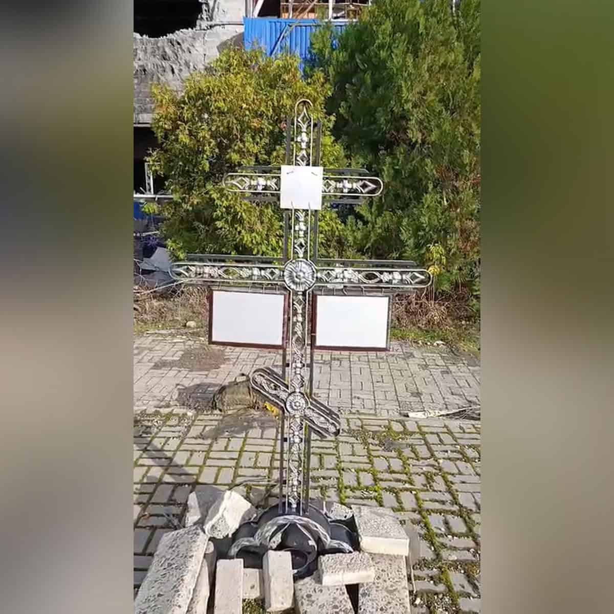 Православний хрест загиблим росіянам у центрі Бахмута у листопаді 2025 року