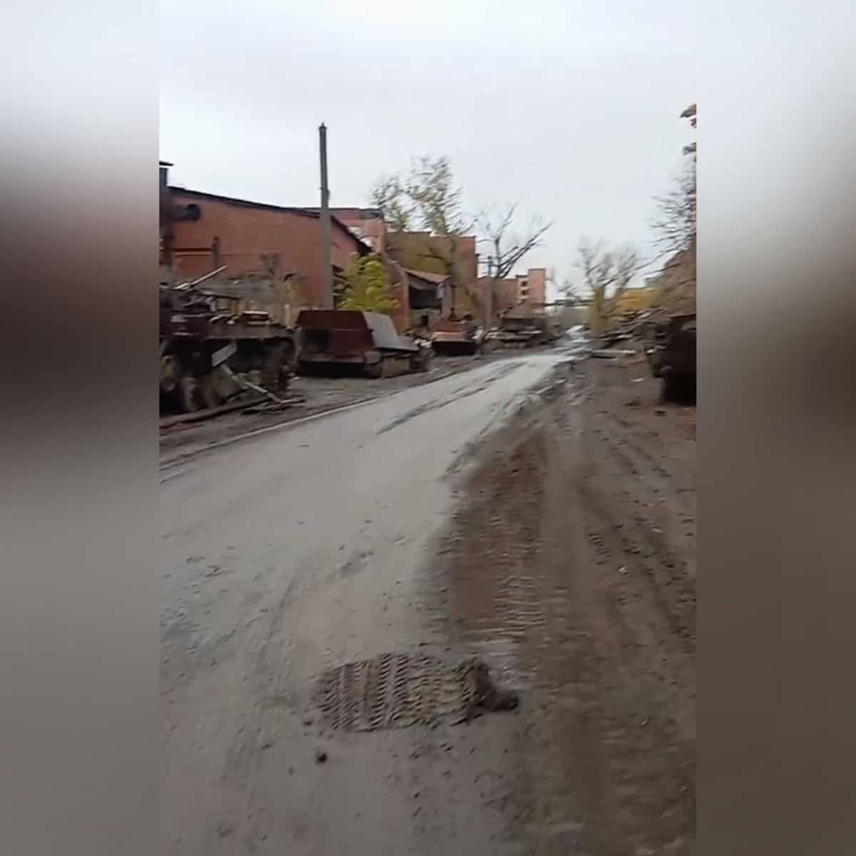 Колона знищеної військової техніки по вулиці Героїв Праці у Бахмуті простяглася між заводом “Доріндустрія” та колишнім скляним заводом