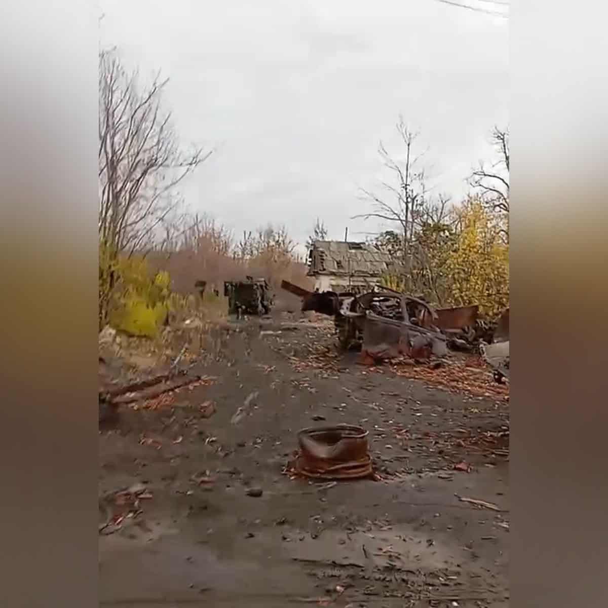 Колона знищеної військової техніки по вулиці Героїв Праці у Бахмуті простяглася між заводом “Доріндустрія” та колишнім скляним заводом