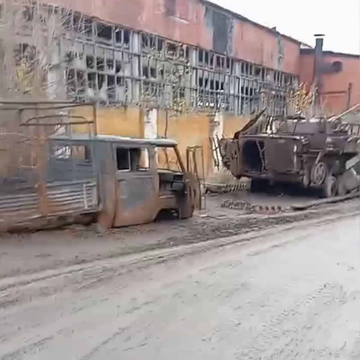 Колона знищеної військової техніки по вулиці Героїв Праці у Бахмуті простяглася між заводом “Доріндустрія” та колишнім скляним заводом