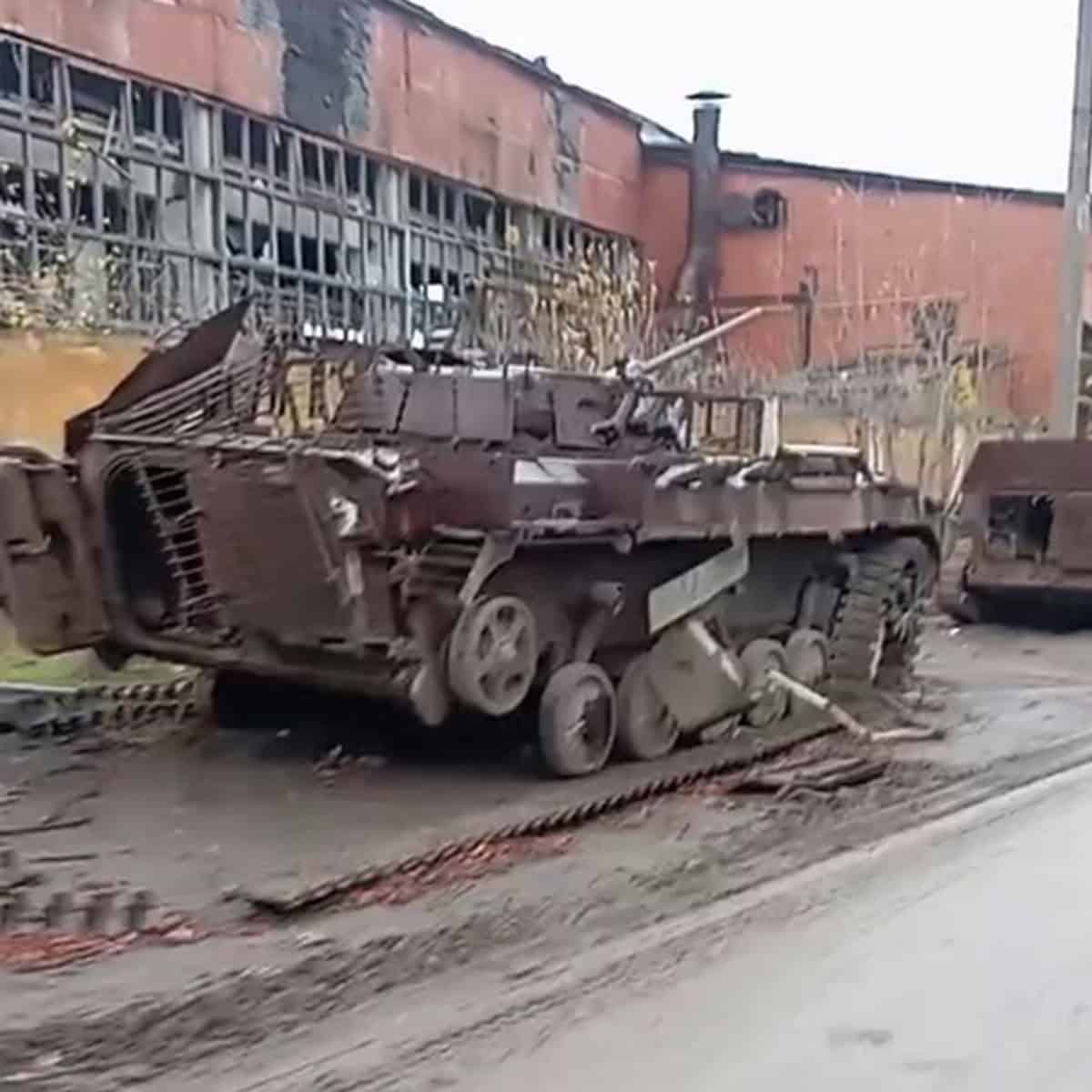 Колона знищеної військової техніки по вулиці Героїв Праці у Бахмуті простяглася між заводом “Доріндустрія” та колишнім скляним заводом