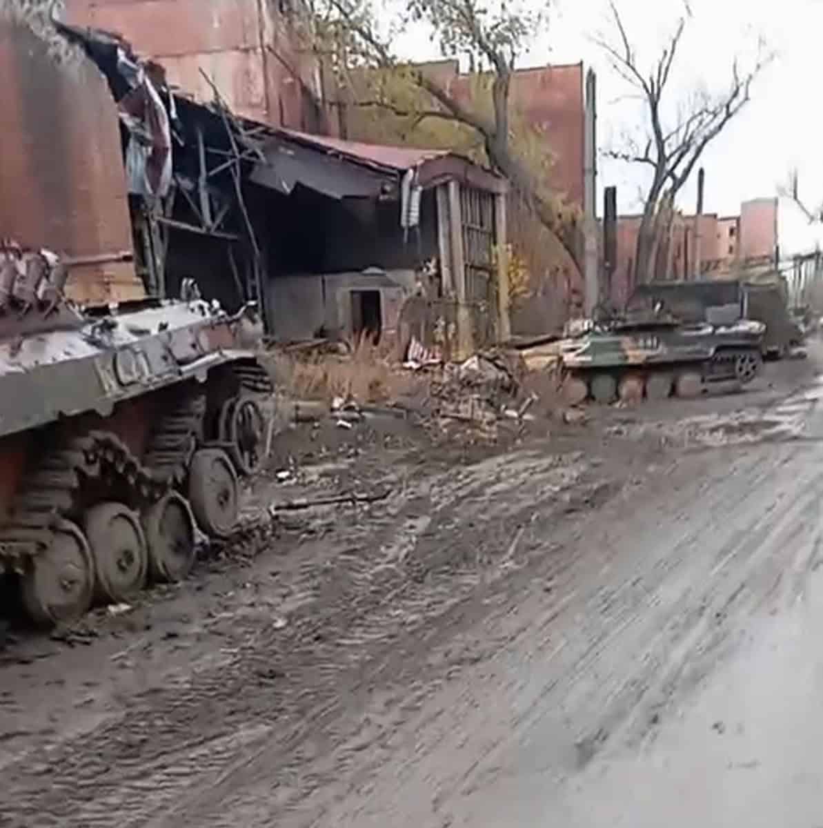 Колона знищеної військової техніки по вулиці Героїв Праці у Бахмуті простяглася між заводом “Доріндустрія” та колишнім скляним заводом