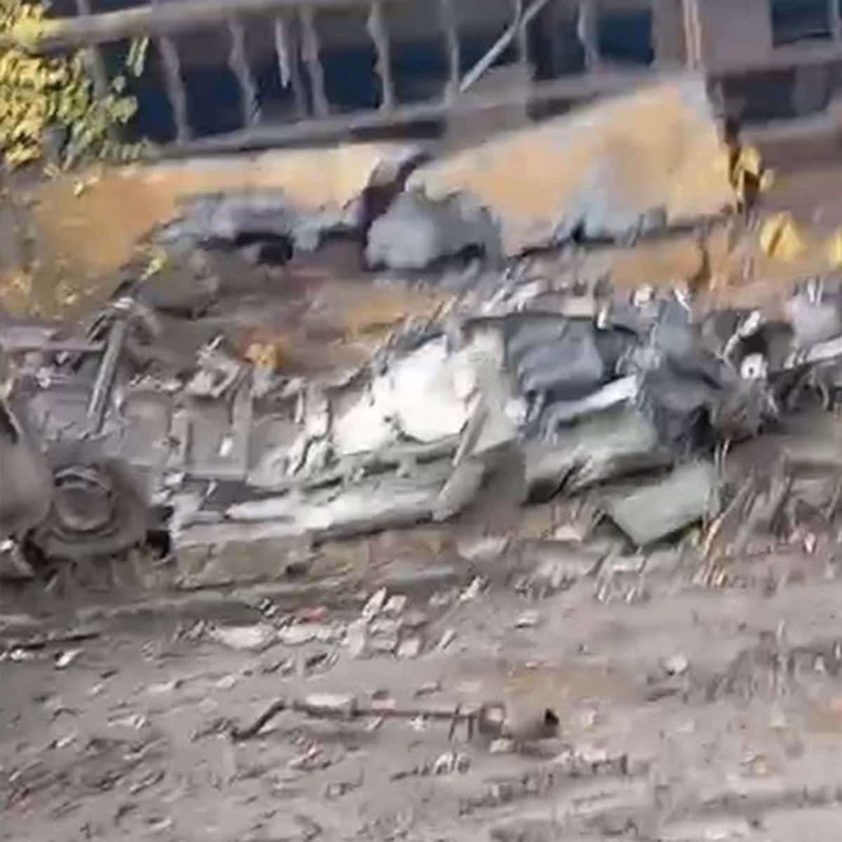 Колона знищеної військової техніки по вулиці Героїв Праці у Бахмуті простяглася між заводом “Доріндустрія” та колишнім скляним заводом