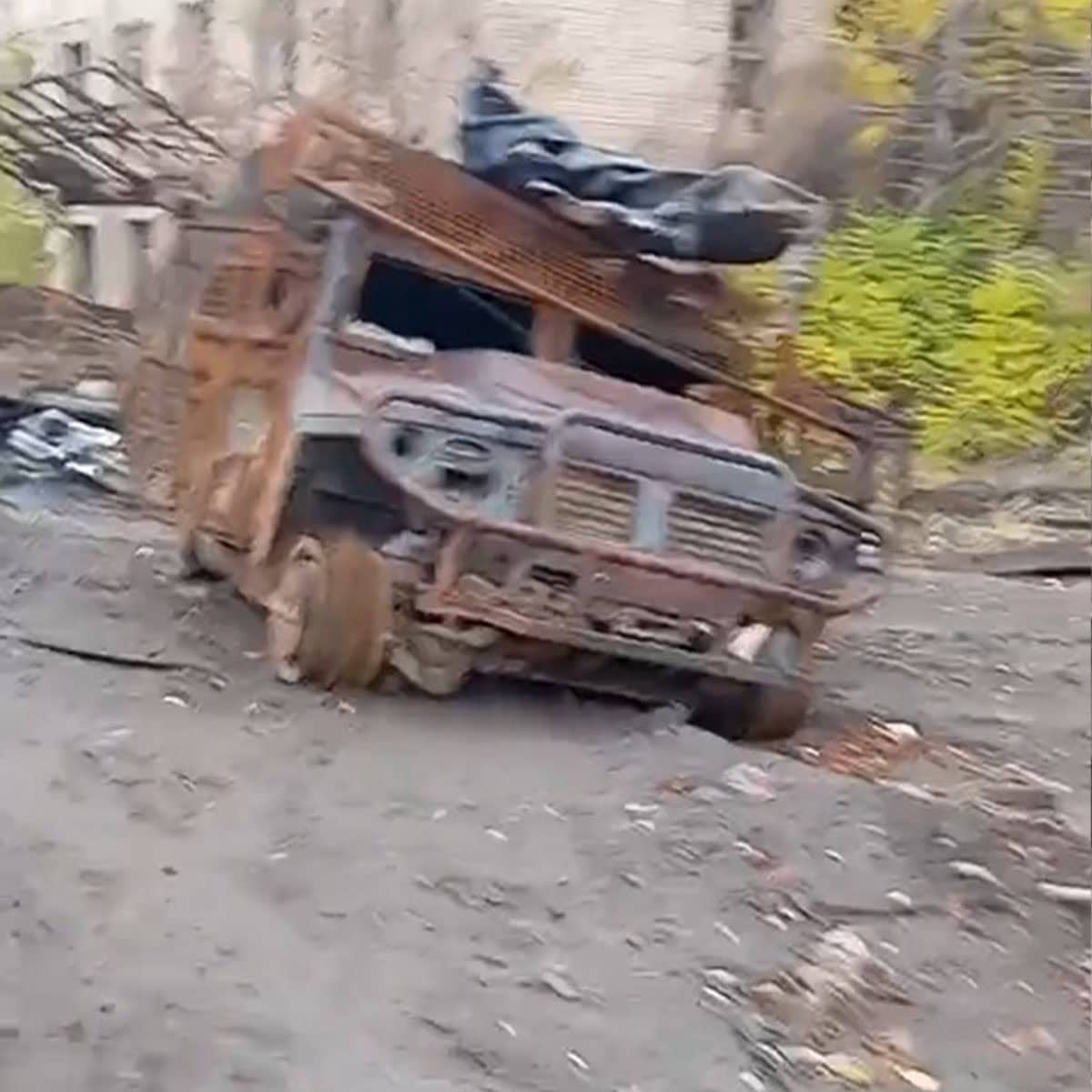 Колона знищеної військової техніки по вулиці Героїв Праці у Бахмуті простяглася між заводом “Доріндустрія” та колишнім скляним заводом