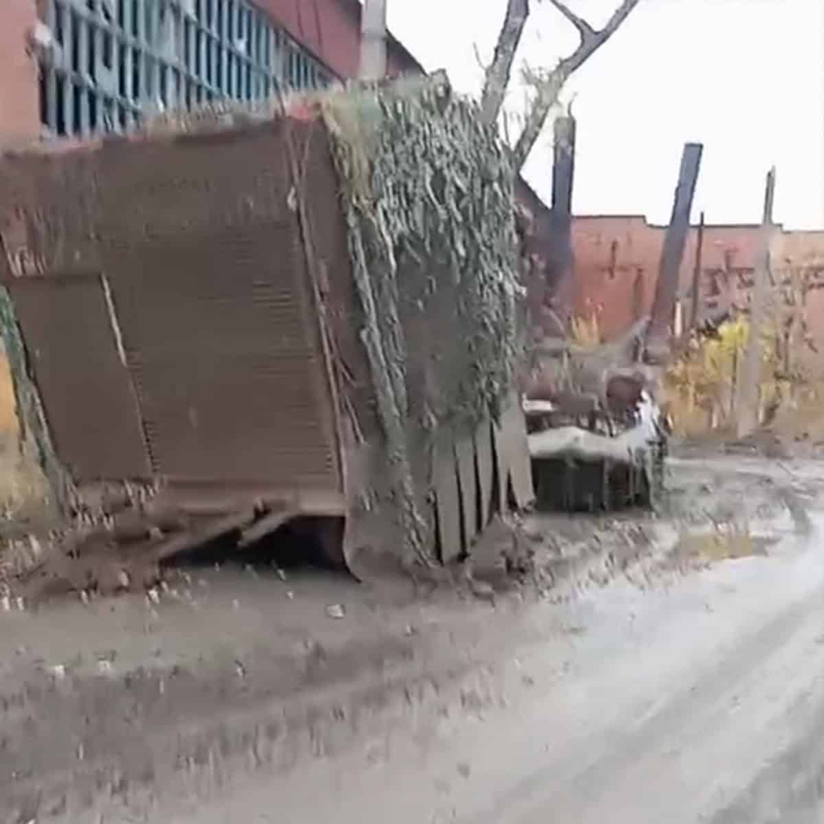 Колона знищеної військової техніки по вулиці Героїв Праці у Бахмуті простяглася між заводом “Доріндустрія” та колишнім скляним заводом