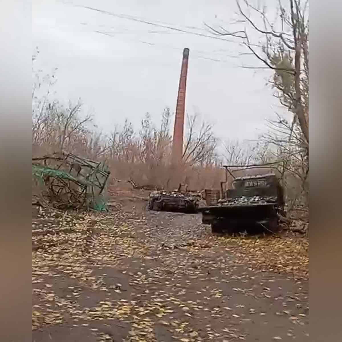 Колона знищеної військової техніки по вулиці Героїв Праці у Бахмуті простяглася між заводом “Доріндустрія” та колишнім скляним заводом