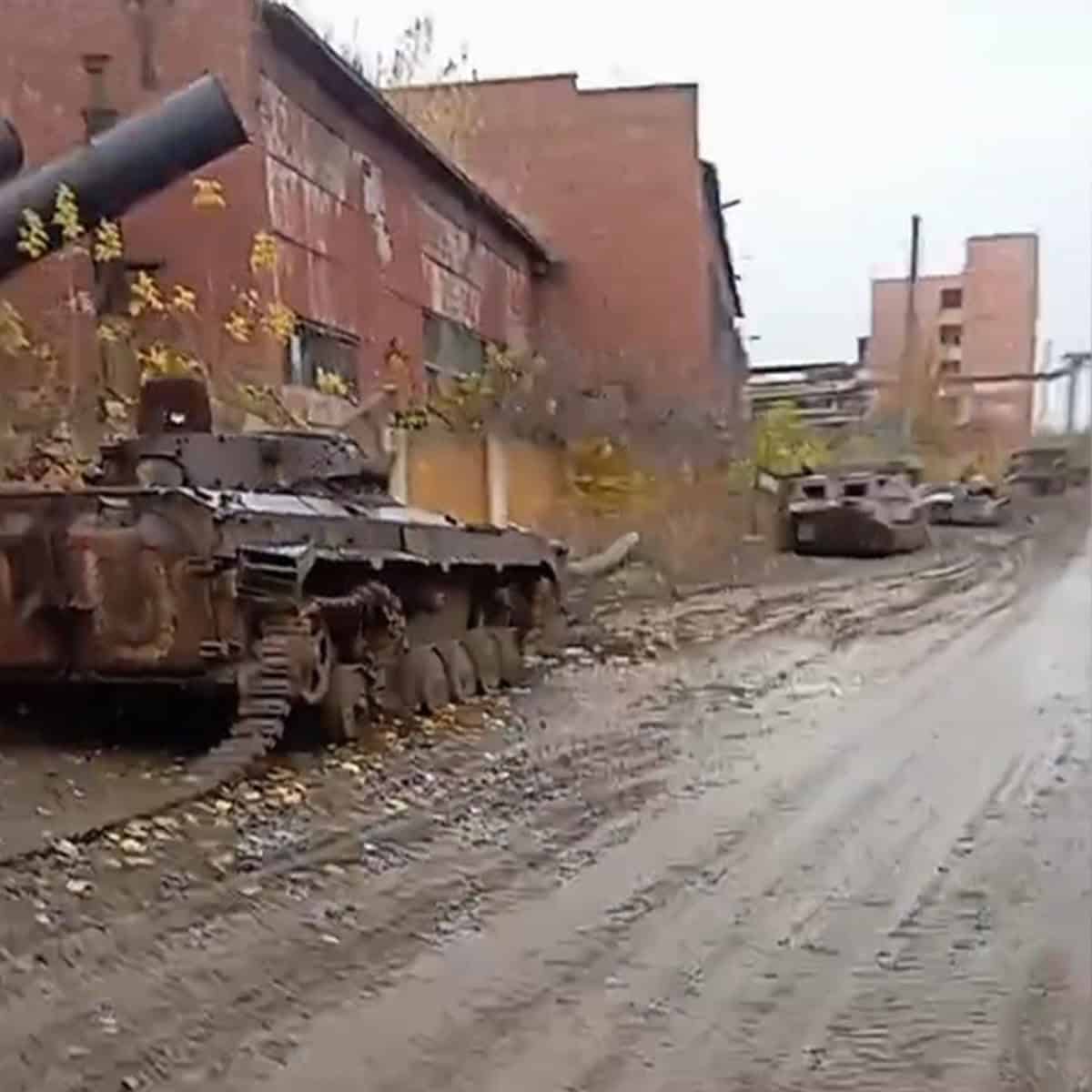 Колона знищеної військової техніки по вулиці Героїв Праці у Бахмуті простяглася між заводом “Доріндустрія” та колишнім скляним заводом