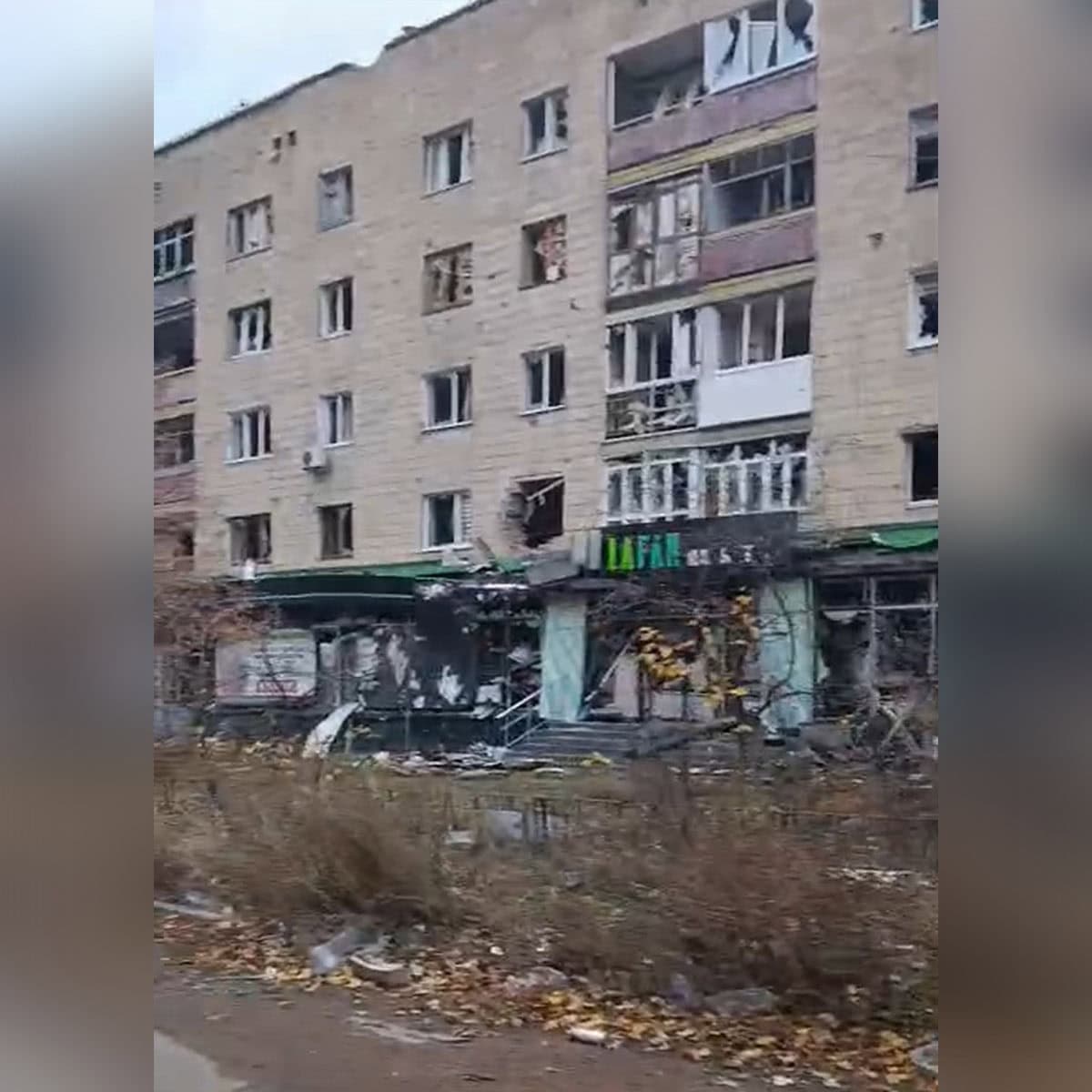 Зображення до посту: Всіхсвятський храм, обеліск та пам’ятники геологу і Булавіну: який вигляд має центр Бахмута у листопаді 2025 року