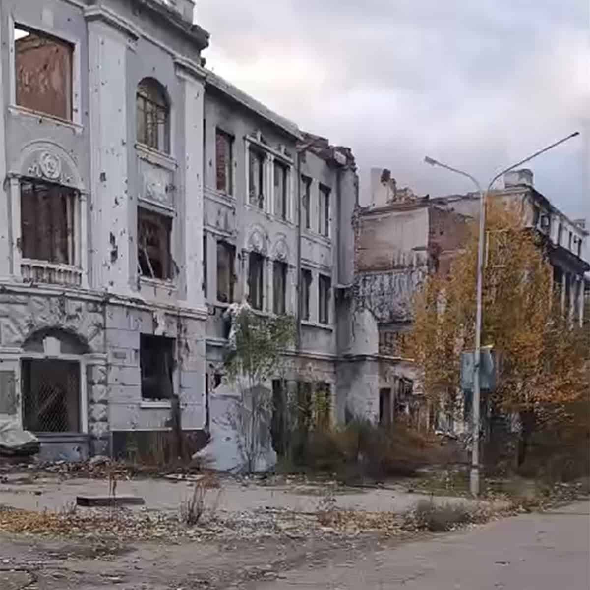 Зображення до посту: Всіхсвятський храм, обеліск та пам’ятники геологу і Булавіну: який вигляд має центр Бахмута у листопаді 2025 року